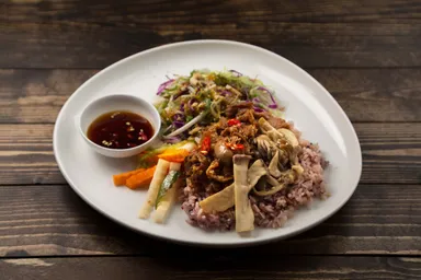 「スパイシービーフとブラウンマッシュルーム入きのこごはん」税込951円