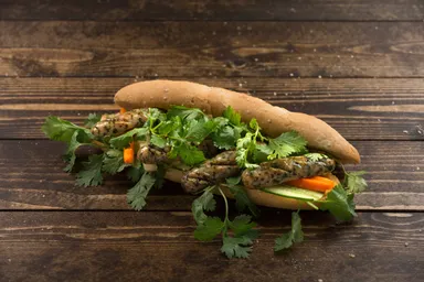 オープン記念の期間限定商品「パクチーソーセージのバインミー」税込810円