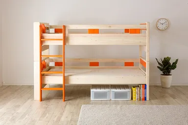 檜の白とオレンジのアクセント