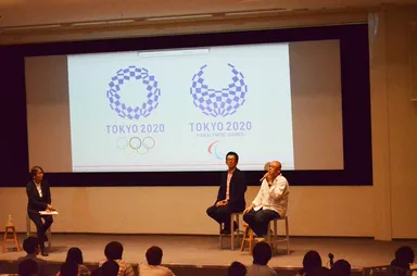 対談中の野老 朝雄氏(右)と千葉 学氏(中央)