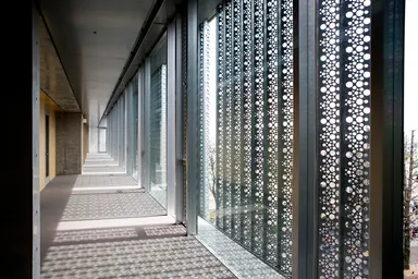 工学院大学八王子キャンパス 総合教育棟内観(廊下)