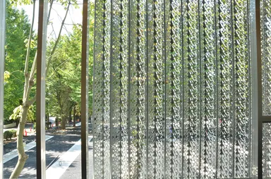 工学院大学八王子キャンパス 総合教育棟(室内からのキャンパス風景)