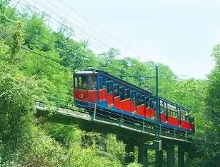 ＜六甲ケーブル＞窓が無い展望車は開放感抜群