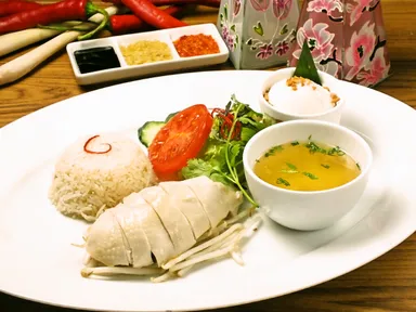 定番チキンライスセットはスープとデザート付き980円