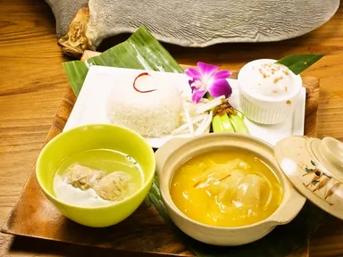 シェフスペシャル！フカヒレかけご飯とミニワンタンスープセットは2,800円