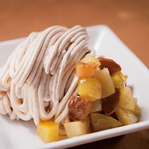 (8)丁寧にひと皿ずつ仕上げます。渋皮の栗と甘露煮の2種類の栗がゴロゴロ。