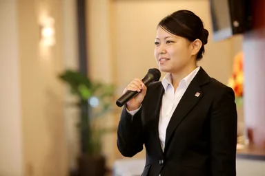 司会演習をする女性