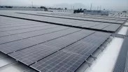 工場屋根に設置されている100kW太陽光発電システム