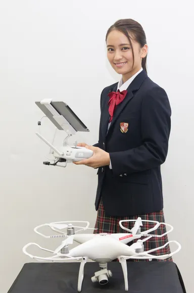 ドローン操縦初体験に臨む岡田結実さん