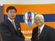 リーフラス常務取締役 藤川(左)、愛媛FC代表取締役社長 豊島様(右)