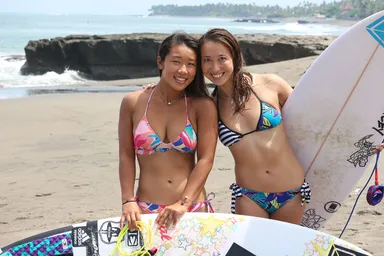 サンマリエとスポンサー契約を締結したプロサーファー大村奈央選手と金子藍選手