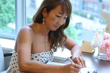 サンマリエ入会書類に記入する金子藍選手