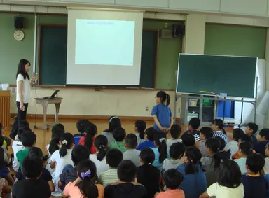 熱心に授業を受ける子供たち