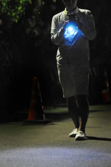 首から下げて両手が使える