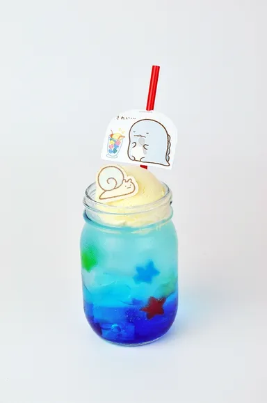 喫茶すみっコメニュー：とかげのキラキラおもいでソーダ