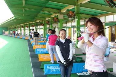 当練当習場では、女性ゴルファーが急増中。