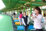 当練当習場では、女性ゴルファーが急増中。