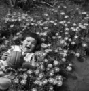花壇での遊び、パラナ州ロンドリーナ、シャカラ・アララ、1950年頃 (C)Haruo Ohara / Instituto Moreira Salles collection