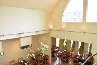 店内は天井の高い空間