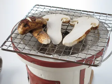 七厘で焼く炭火松茸