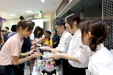 ケータリングするレコールバンタン学生