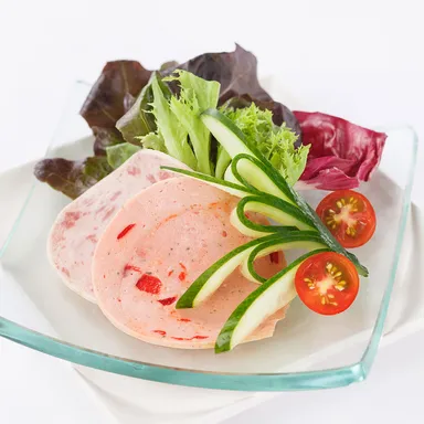 二種類のブルストとザワークラウトのサラダ