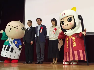 家康くんと直虎ちゃんが入賞者のお二人及び浜松市長とともに