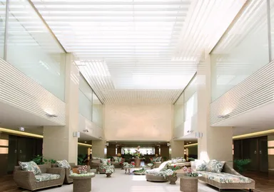 光溢れる2Fラウンジ