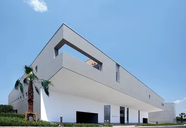 漆喰の白が印象的な外観