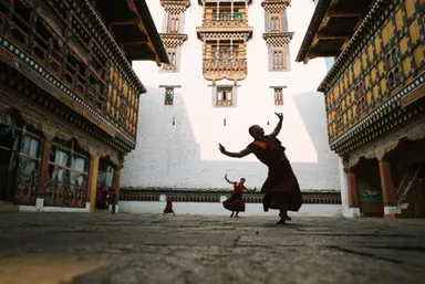 チャムの 練習をする僧たち