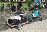 電動アシスト自転車とソーラパネル装備トレーラー