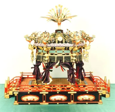 紫宸殿の高御座模型）（一般財団法人宗教文化研究所 蔵）<展示：城南宮斎館>