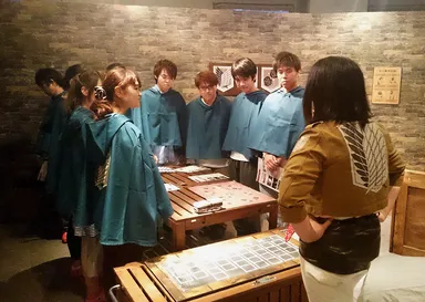 「巨人に包囲された古城からの脱出」の様子