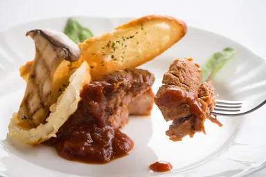 【オプションプレート料理】アメリカンビーフ　秋の香りミロトン風煮込み　（第15回東急ホテルズ料理コンテスト　松山東急REIホテル出品作品）