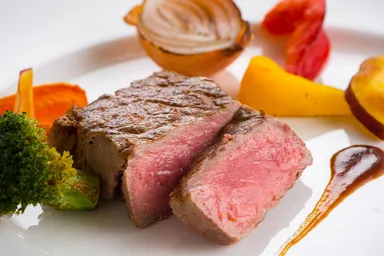 【オプションプレート料理】25周年記念　黒毛和牛ランプステーキ　赤ワインソース