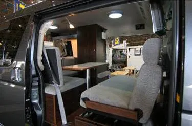 キャンピングカー内部