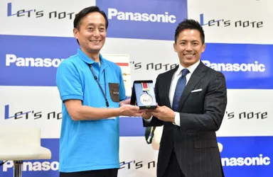 レッツノートに20周年記念の金メダルを贈呈