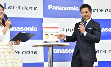 過去3大会の金メダルを見せる野村さん