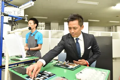 レッツノートの組立に挑戦する野村さん