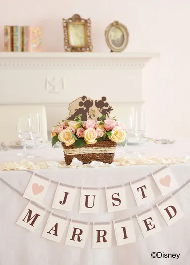 ディズニー メインテーブルフラワー  「ディズニー キャラクター（アーティフィシャルフラワー）」 　ピンクをメインテーブルに飾ったイメージ