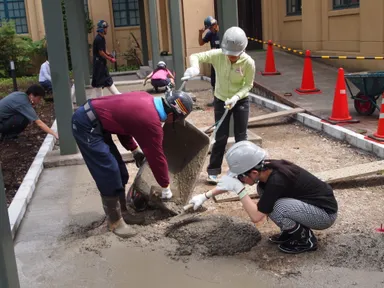 左官体験(コンクリートならし)