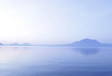 山のシルエットが際立つ朝の風景