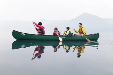 朝の穏やかな湖面を滑っていきます