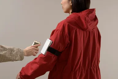 腕につけて使用できます