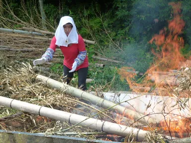 竹炭作りの様子（NPOK-BESTS　提供）
