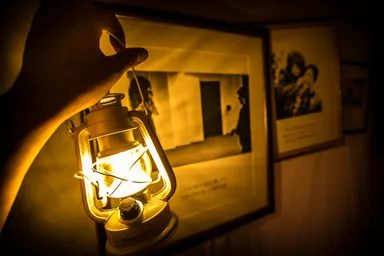 懐中電灯を使って作品鑑賞