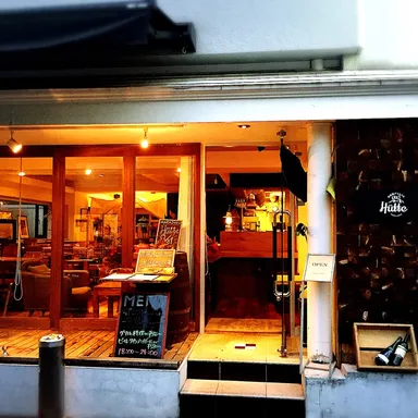 開放的なテラス席もあり