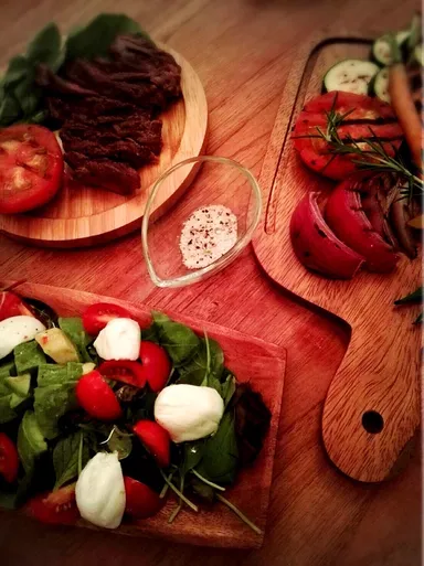 こだわりの野菜と肉料理