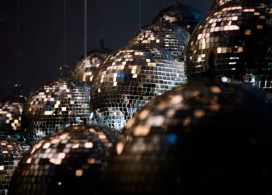 約400のミラーボールが光輝きます photo by Dominic Alves(イメージ写真)