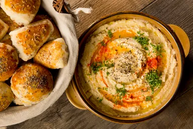 チアシードのぱん、亜麻仁のぱんとフムス